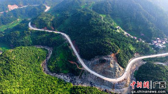 8月13日，正在進(jìn)行收尾施工的羅融二級公路穿過安太鄉(xiāng)寨懷村路段。