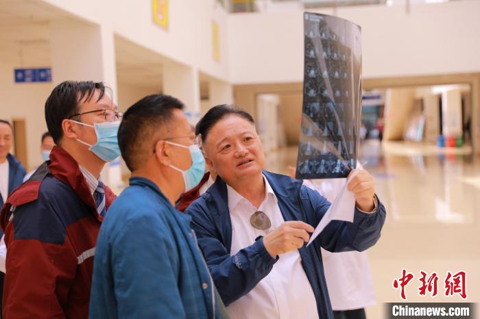 上海專家們采用“一對一”指導等方式，帶動日喀則市人民醫(yī)院科室、醫(yī)生業(yè)務水平的提升。　上海交大醫(yī)學院供圖