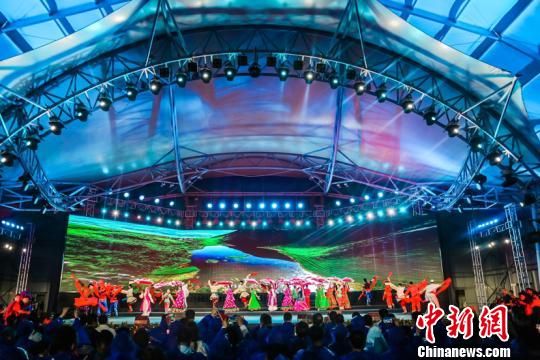 25日晚，滬果文旅交流文藝演出在上海國(guó)際旅游度假區(qū)大通音樂(lè)谷開(kāi)演?！O?！z