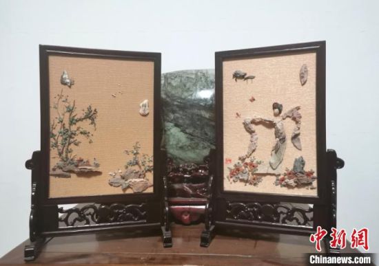 圖為“90后”周文露撿拾戈壁灘石子所創(chuàng)作的石藝畫?！￠Z姣 攝