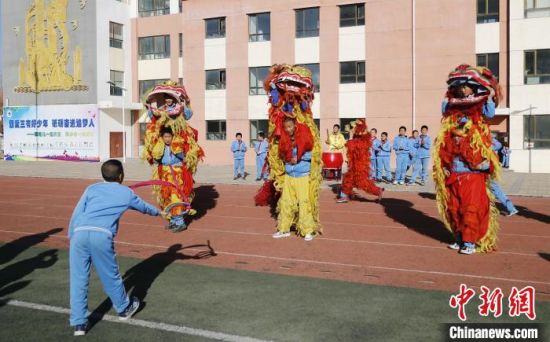 圖為西寧市陽光小學學生參加舞獅社團?！●R銘言 攝