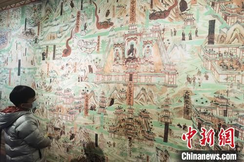 2021年1月29日，坐落于蘭州的敦煌藝術(shù)館內(nèi)高保真復(fù)制壁畫(huà)吸引民眾參觀。近日，經(jīng)過(guò)提升改造的敦煌藝術(shù)館重新開(kāi)放。敦煌藝術(shù)館展覽內(nèi)容有高保真莫高窟壁畫(huà)、1:1復(fù)制洞窟、分層壁畫(huà)立體再現(xiàn)、3D打印佛像雕塑、敦煌雕塑三維影像?！钇G敏　攝