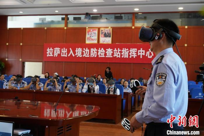 圖為移民管理警察、機(jī)場工作人員等體驗(yàn)VR學(xué)黨史?！≯ㄔ?攝