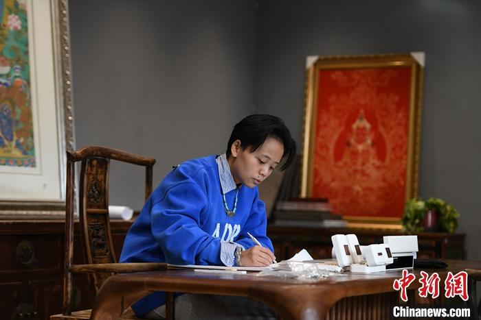 資料圖為劉婧在設(shè)計(jì)藏式文創(chuàng)飾品。 <a target='_blank' href='/'><p  align=