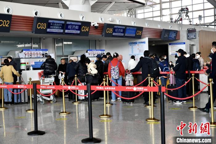 圖為旅客辦理登機(jī)手續(xù)?！≈芎?攝