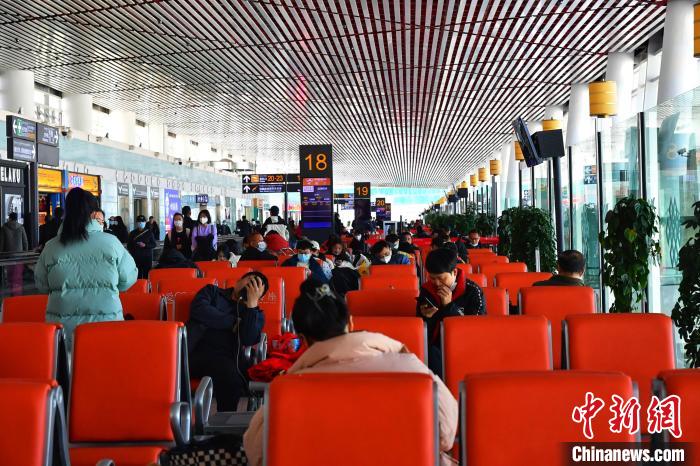 圖為旅客在機(jī)場(chǎng)候機(jī)室等待登機(jī)?！≈芎?攝