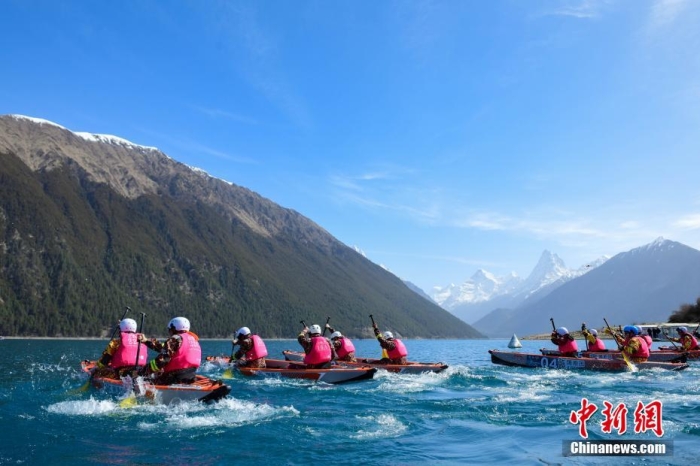 圖為200米靜水雙人漂流艇競速賽比賽現(xiàn)場。<a target='_blank' href='/'><p  align=