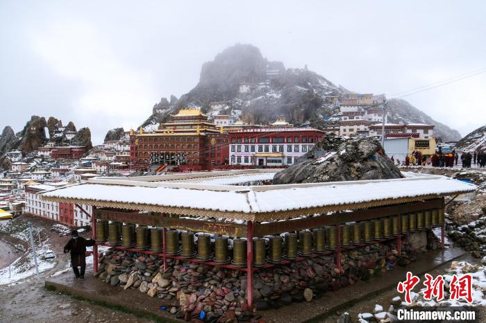 孜珠寺風(fēng)光。　江飛波 攝