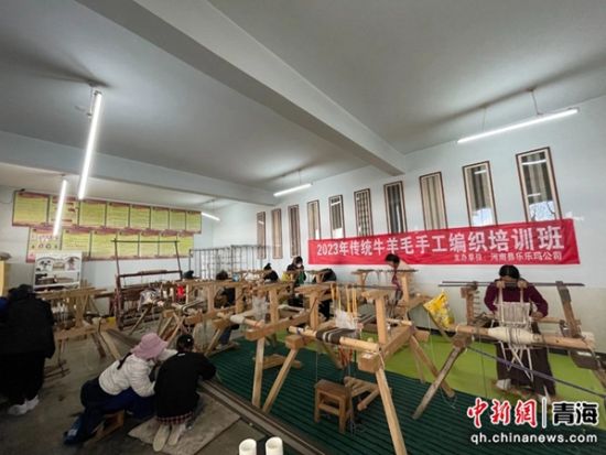 圖為傳統(tǒng)牛羊毛手工編織培訓現(xiàn)場。馬玉玲 攝