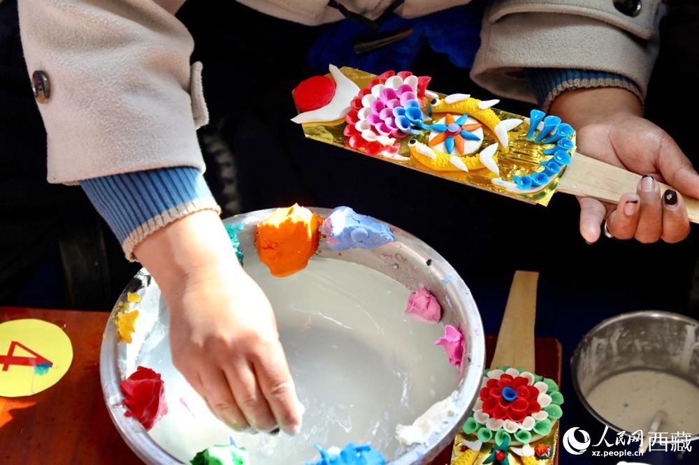 學(xué)員正在制作酥油花。