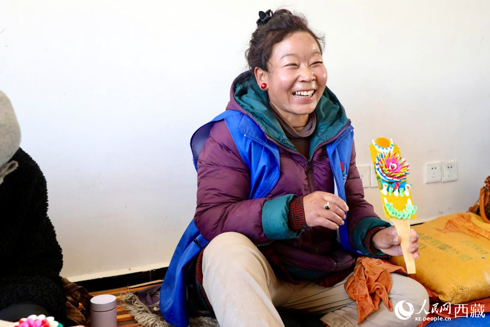 學(xué)員展示制作一半的酥油花。