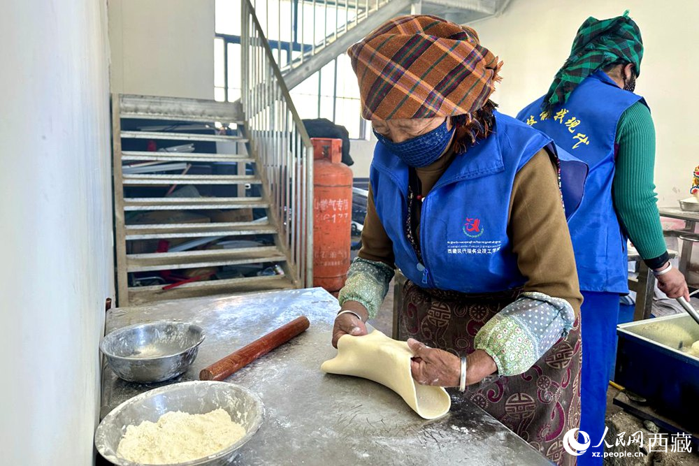 學(xué)員正在制作卡塞“德格”。