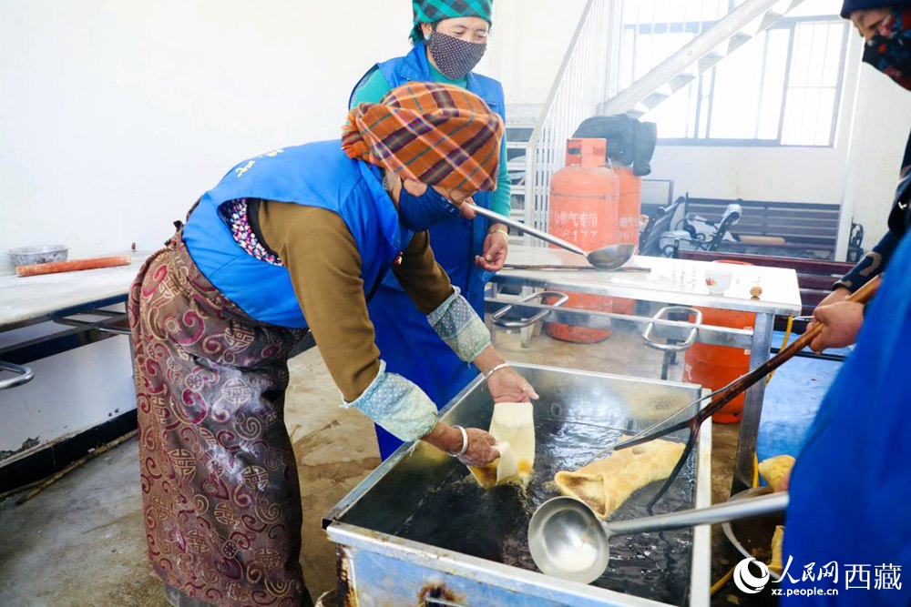 學(xué)員正在制作卡塞“德格”。