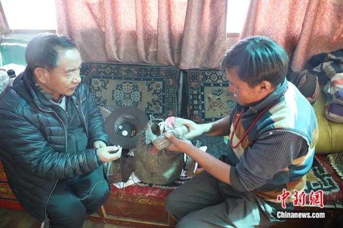 央嘎在牧民家中考察。受訪人供圖。