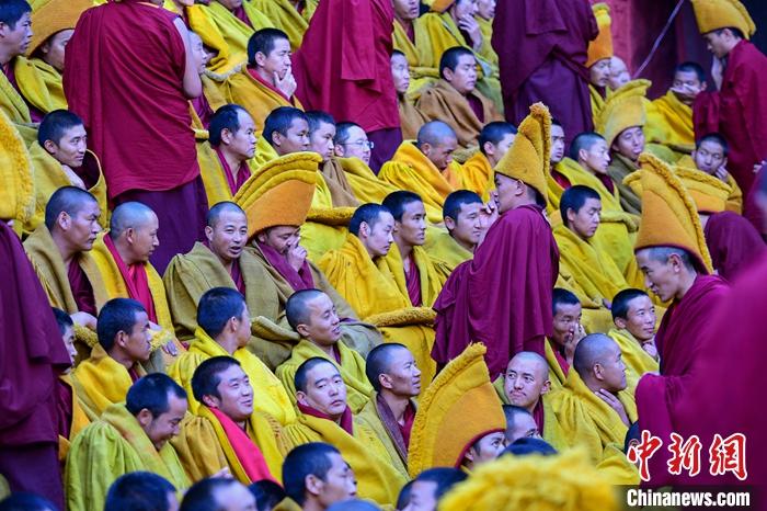 10月26日，班禪在扎什倫布寺參加“嘎欽”學位立宗答辯，圖為扎寺僧人同時在多加大院辯經(jīng)。<a target='_blank' ><p  align=
