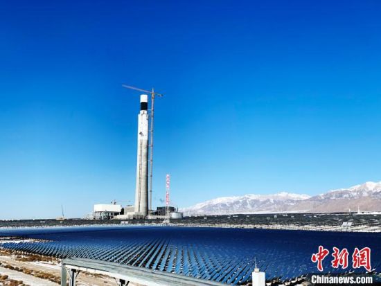 圖為地處柴達木盆地的光伏電站?！O?！z