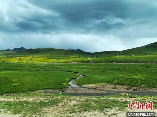 自2005年啟動(dòng)三江源生態(tài)保護(hù)和建設(shè)工程以來，果洛州共治理黑土灘315.11萬畝，使果洛州生態(tài)環(huán)境15年來得到明顯好轉(zhuǎn)。　孫睿 攝