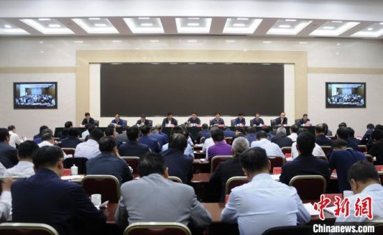 圖為青海省生態(tài)環(huán)境保護(hù)警示教育大會現(xiàn)場?！?zhí)砀！z 　　