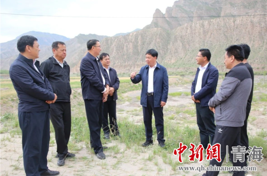 圖為黃南州有關(guān)領(lǐng)導(dǎo)現(xiàn)場踏勘、督導(dǎo)生態(tài)環(huán)保責任落實情況現(xiàn)場。黃宣攝