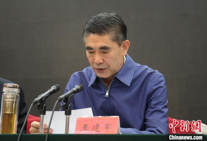圖為青海省委書記王建軍出席會議并作講話?！?zhí)砀?攝