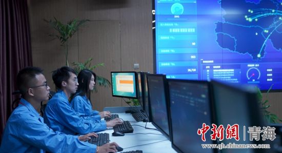 圖為國網(wǎng)青海電力大數(shù)據(jù)中心工作人員正在監(jiān)控綠電相關(guān)數(shù)據(jù)。王國棟攝