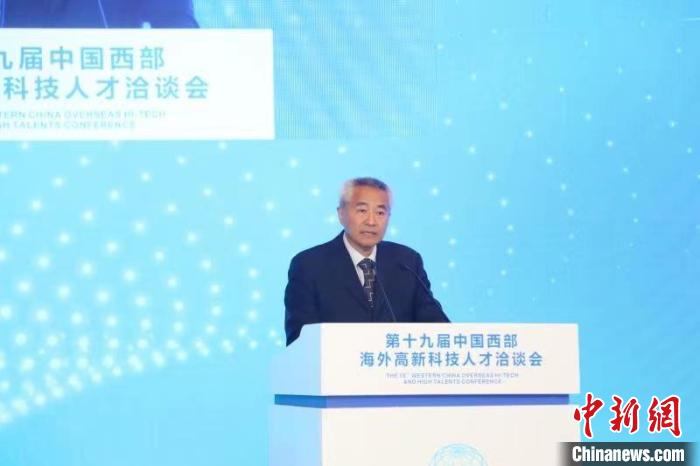 全國(guó)政協(xié)副主席、九三學(xué)社中央常務(wù)副主席邵鴻出席論壇并致辭。　四川省委統(tǒng)戰(zhàn)部供圖