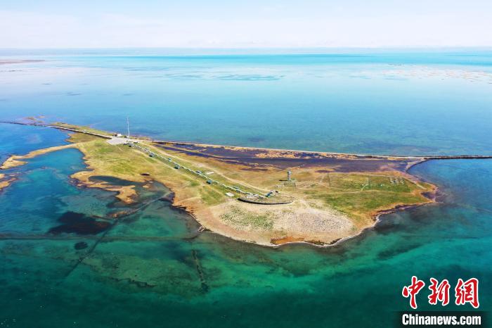 圖為無人機(jī)航拍青海湖。　趙海梅 攝
