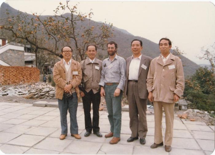 1987年早期脊椎動物國際研討會在中國舉行，劉玉海先生(右一)與中外同行專家合影。　Gavin Young(澳大利亞) 供圖