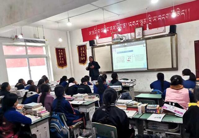 學(xué)生在免費(fèi)輔導(dǎo)班上課。　尼瑪初 攝