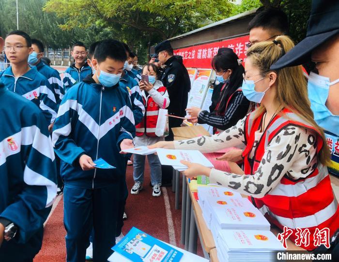 圖為西寧市法制宣傳進(jìn)校園?！∥鲗幨谐俏鲄^(qū)供圖