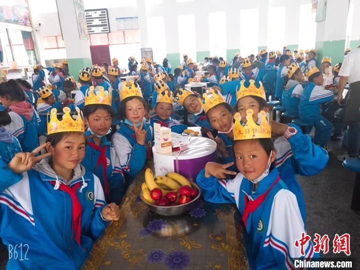 圖為加查縣安繞鎮(zhèn)小學學生集體過六一兒童節(jié)。　安繞鎮(zhèn)小學供圖