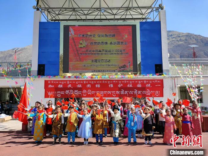 圖為加查縣安繞鎮(zhèn)小學各民族代表學生齊唱紅歌?！“怖@鎮(zhèn)小學供圖