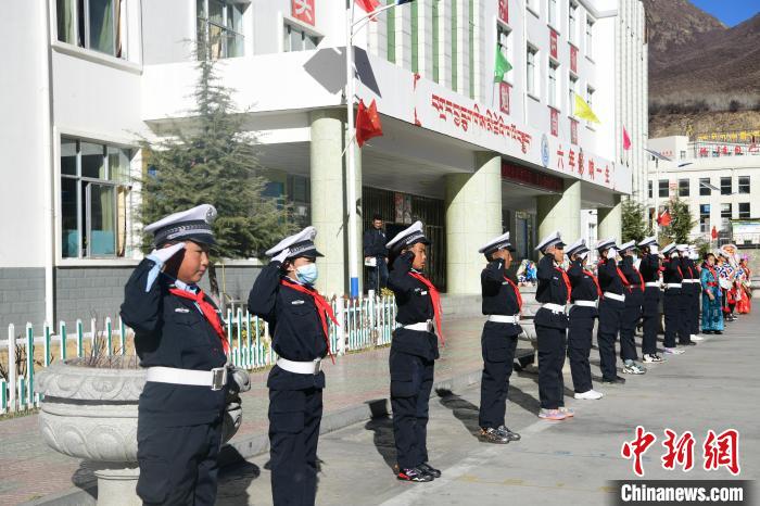圖為加查縣安繞鎮(zhèn)小學學生爭當“小交警”體驗交警工作?！∝暩聛硭?攝
