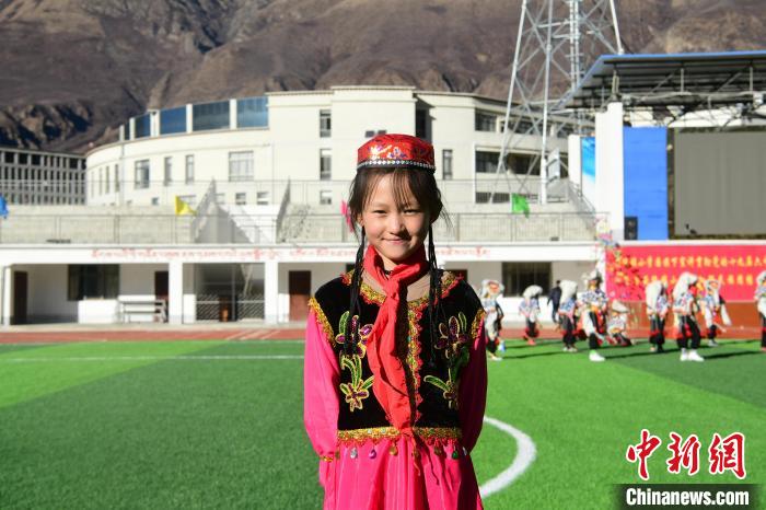 圖為加查縣安繞鎮(zhèn)小學回族學生馬萍?！∝暩聛硭?攝