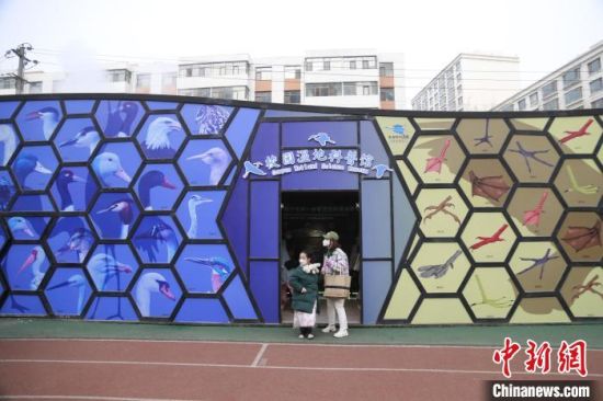 圖為西寧市第一中學(xué)濕地科普宣教館?！±罱瓕?攝