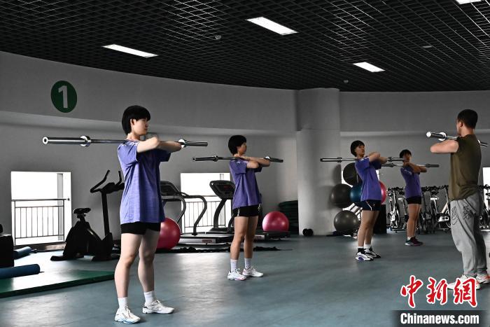 圖為全國青少年女排在天津進行集訓。　天津體育學院供圖