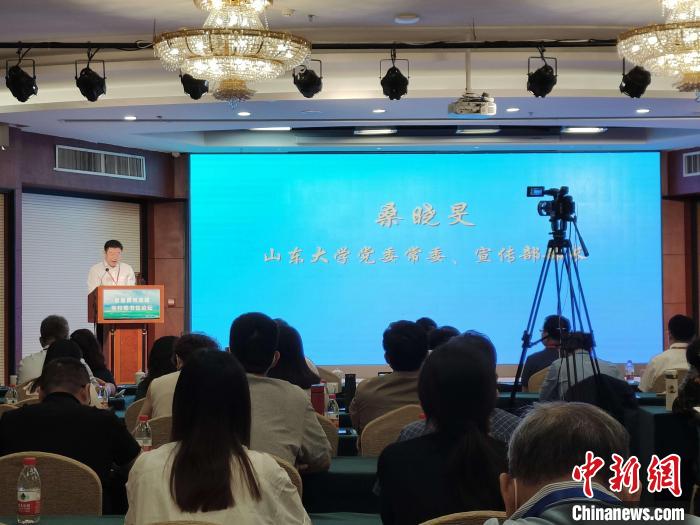 山東大學黨委常委、宣傳部部長桑曉旻在現(xiàn)場致辭?！⊥醪赦?攝