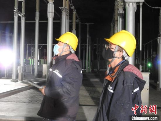 圖為5月10日凌晨，國(guó)網(wǎng)青海檢修公司柴達(dá)木換流站運(yùn)維人員在進(jìn)行柴拉直流系統(tǒng)停電操作?！∫杂?攝