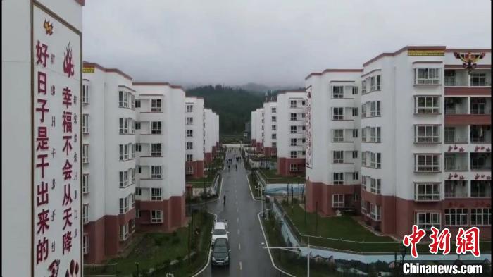 越西縣最大的易地扶貧搬遷安置點(diǎn)——城北感恩社區(qū)?！『武?攝