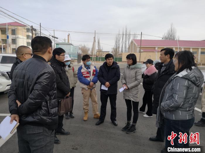 圖為青海大學(xué)工作人員正在現(xiàn)場考察該項(xiàng)目進(jìn)行情況。　李江寧 攝
