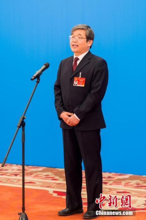 3月10日，全國(guó)政協(xié)十三屆四次會(huì)議第三場(chǎng)“委員通道”采訪活動(dòng)在北京人民大會(huì)堂新聞發(fā)布廳舉行。圖為全國(guó)政協(xié)委員阿拉坦倉(cāng)通過(guò)網(wǎng)絡(luò)視頻方式接受媒體采訪。<a target='_blank' ><p  align=