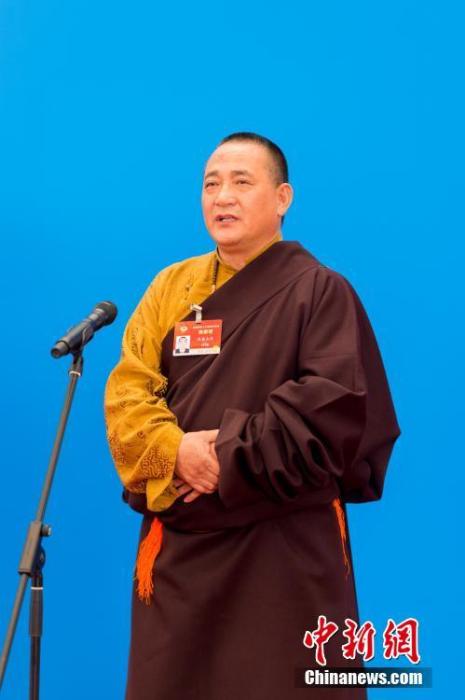 3月10日，全國(guó)政協(xié)十三屆四次會(huì)議第三場(chǎng)“委員通道”采訪活動(dòng)在北京人民大會(huì)堂新聞發(fā)布廳舉行。圖為全國(guó)政協(xié)委員洛桑山丹通過(guò)網(wǎng)絡(luò)視頻方式接受媒體采訪。<a target='_blank' ><p  align=
