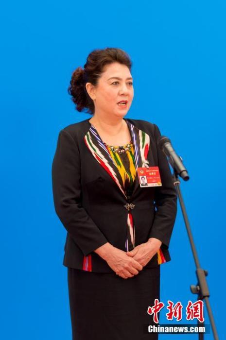 3月10日，全國(guó)政協(xié)十三屆四次會(huì)議第三場(chǎng)“委員通道”采訪活動(dòng)在北京人民大會(huì)堂新聞發(fā)布廳舉行。圖為全國(guó)政協(xié)委員古麗帕麗·阿不都拉通過(guò)網(wǎng)絡(luò)視頻方式接受媒體采訪。<a target='_blank' ><p  align=