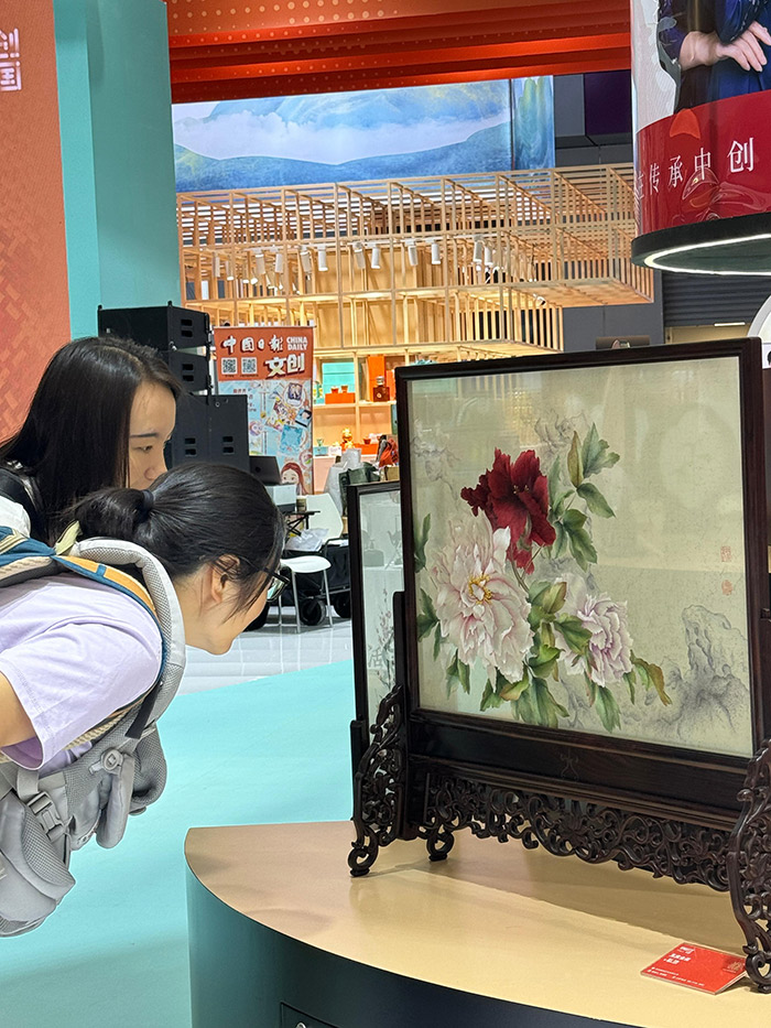 “文創(chuàng)中國(guó)”專題展區(qū)。參展觀眾供圖