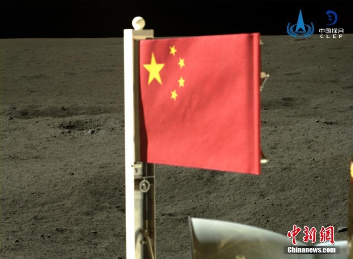 6月4日，中國(guó)國(guó)家航天局公布了嫦娥六號(hào)探測(cè)器在月球背面的五星紅旗展示影像。鮮艷的五星紅旗再次閃耀月球，這也是中國(guó)首次在月球背面獨(dú)立動(dòng)態(tài)展示國(guó)旗。<a target='_blank' href='/'><p  align=