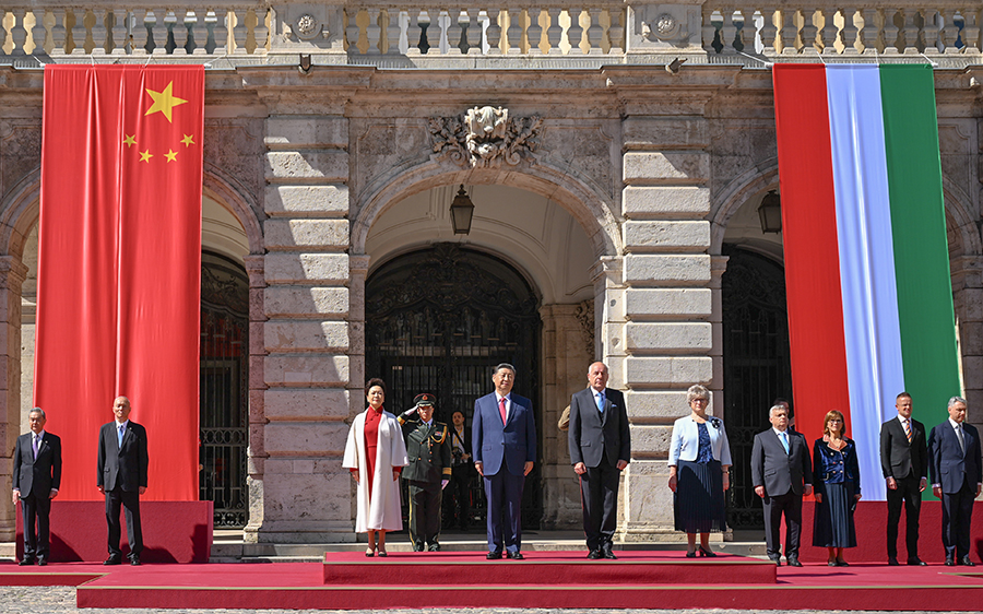 當(dāng)?shù)貢r(shí)間5月9日上午，國(guó)家主席習(xí)近平在布達(dá)佩斯出席匈牙利總統(tǒng)舒尤克和總理歐爾班共同舉行的隆重歡迎儀式。新華社記者 謝環(huán)馳 攝