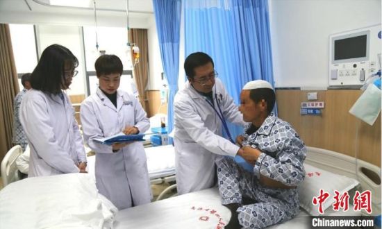 圖為馬少元(右二)為患者做檢查。青海省第四人民醫(yī)院供圖
