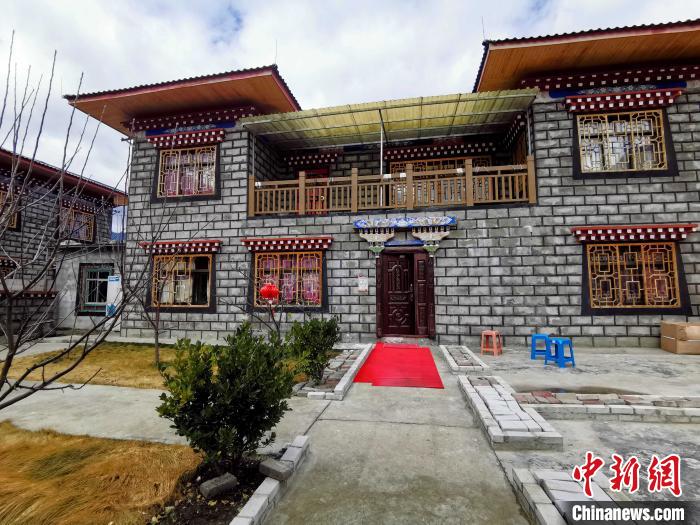 圖為林芝米林縣羌納鄉(xiāng)西嘎村村民家家戶戶發(fā)展庭院經(jīng)濟，院內(nèi)種滿了各種果樹?！≮w延 攝