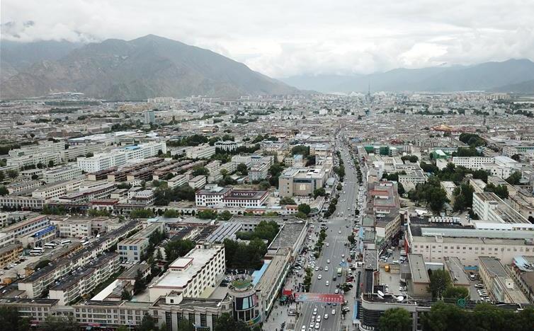 8月10日無人機(jī)拍攝的拉薩城市一景。新華社記者 王益亮 攝.jpg