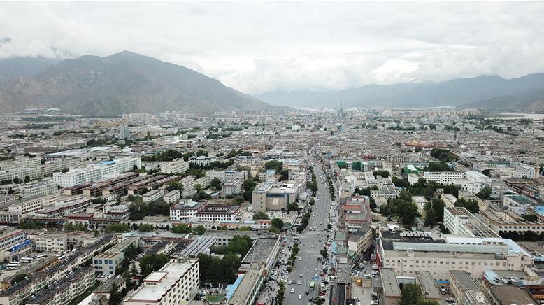 8月10日無人機(jī)拍攝的拉薩城市一景。新華社記者 王益亮 攝.jpg